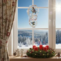 Ein verschneiter Wald ist durch ein Fenster zu sehen, das mit einem Fensterbild Vögel in zarter Plauener Spitze geschmückt ist. Auf der Fensterbank steht ein Adventskranz mit vier roten Kerzen, umgeben von Tannenzapfen, Beeren und zwei Engelsfiguren. Sonnenlicht strömt herein.