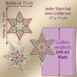 Drei verschnörkelte sternförmige Ornamente mit komplizierten Mustern in Gold, Rot und Grün, die im Stil der Plauener Spitze gefertigt wurden, werden als festliche Fensterbilder gezeigt. Jeder Stern misst etwa 17 x 11 cm, verglichen mit einem A5-Blatt auf violettem Hintergrund mit deutschem Text.