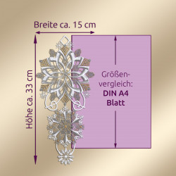 Ein verziertes, schneeflockenförmiges Fensterbild aus Plauener Spitze mit einer Höhe von ca. 33 cm und einer Breite von ca. 15 cm ist zum Größenvergleich neben einem lila DIN A4-Blatt abgebildet, mit deutschen Etiketten, die die Maße angeben und Winterflair hinzufügen.