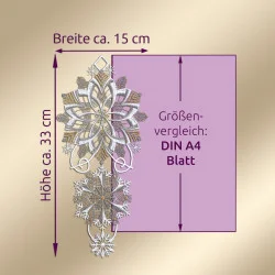 Ein verziertes, schneeflockenförmiges Fensterbild aus Plauener Spitze mit einer Höhe von ca. 33 cm und einer Breite von ca. 15 cm ist zum Größenvergleich neben einem lila DIN A4-Blatt abgebildet, mit deutschen Etiketten, die die Maße angeben und Winterflair hinzufügen.