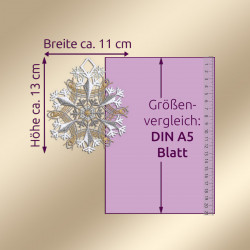 Ein dekoratives Schneeflockenornament im Stil der Plauener Spitze, etwa 13 cm hoch und 11 cm breit, ist zum Größenvergleich neben einem DIN A5-Blatt abgebildet. Der zartgoldene Farbverlauf verleiht ihm ein echtes Winterflair; die Maße sind mit Pfeilen in deutscher Sprache gekennzeichnet.