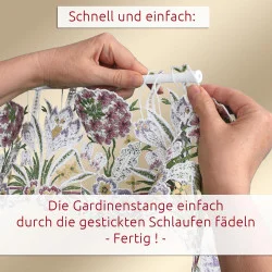 Hände, die eine weiße Gardinenstange durch die genähten Schlaufen einer geblümten Spitzengardine fädeln. Der deutsche Text erklärt, dass der Vorgang schnell und einfach ist: Einfach die Stange durch die Schlaufen fädeln - fertig!.