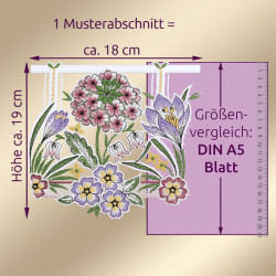 Ein Muster einer floralen Spitzenstickerei mit rosafarbenen, gelben und violetten Blüten ist zum Größenvergleich auf einem violetten DIN A5-Blatt abgebildet, mit beschrifteten Maßen von etwa 18 cm Breite und 19 cm Höhe.