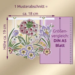 Ein Muster einer floralen Spitzenstickerei mit rosafarbenen, gelben und violetten Blüten ist zum Größenvergleich auf einem violetten DIN A5-Blatt abgebildet, mit beschrifteten Maßen von etwa 18 cm Breite und 19 cm Höhe.