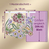 Ein Muster einer floralen Spitzenstickerei mit rosafarbenen, gelben und violetten Blüten ist zum Größenvergleich auf einem violetten DIN A5-Blatt abgebildet, mit beschrifteten Maßen von etwa 18 cm Breite und 19 cm Höhe.