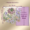 Ein Muster einer floralen Spitzenstickerei mit rosafarbenen, gelben und violetten Blüten ist zum Größenvergleich auf einem violetten DIN A5-Blatt abgebildet, mit beschrifteten Maßen von etwa 18 cm Breite und 19 cm Höhe.