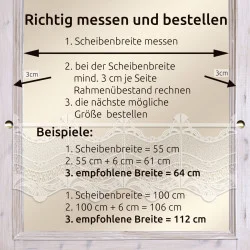 Eine Anleitung in deutscher Sprache zeigt, wie man die Fensterbreite misst und die richtige Größe bestellt. Die Pfeile zeigen an, wie man 3 cm pro Seite zur Breite hinzufügt, und zwei Beispiele veranschaulichen, wie man die empfohlene Vorhangbreite berechnet.