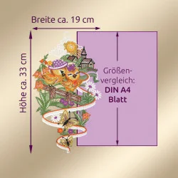 Ein gesticktes Dekor mit zwei Vögeln auf einem Ast, umgeben von Blumen, Schmetterlingen und einem kleinen Haus, überlagert von einem violetten Rechteck mit der Aufschrift "Größenvergleich: DIN A4 Blatt". Die Pfeile zeigen eine Höhe von 33 cm und eine Breite von 19 cm an.