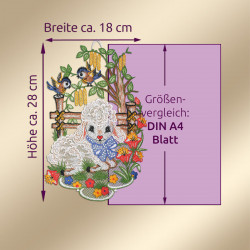 Bringen Sie einen Hauch von Frühling in Ihr Zuhause mit diesem charmanten gestickten "Fensterbild Schäfchen & Blaumeisen" in leuchtenden Farben und Weiß! Mit einem niedlichen Schaf, blauen Meisen, Sonnenblumen, Blumen und mehr. Die Größe (ca. 31x21 cm) ist neben dem A4-Blatt abgebildet, um den 