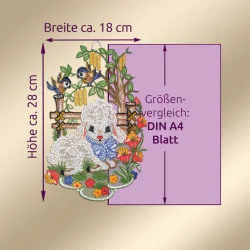Bringen Sie einen Hauch von Frühling in Ihr Zuhause mit diesem charmanten gestickten "Fensterbild Schäfchen & Blaumeisen" in leuchtenden Farben und Weiß! Mit einem niedlichen Schaf, blauen Meisen, Sonnenblumen, Blumen und mehr. Die Größe (ca. 31x21 cm) ist neben dem A4-Blatt abgebildet, um den 