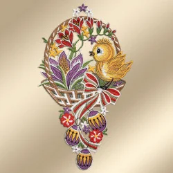 Ein gesticktes Design eines gelben Kükens sitzt auf dem Rand eines geflochtenen Korbes, der mit bunten Blumen gefüllt ist. Der Korb ist mit einer großen roten Schleife und Schleifenbändern verziert, die mit lila, roten und gelben Eiern und Blüten auf beigem Hintergrund verziert sind.