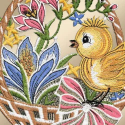 Buntes gesticktes Motiv eines gelben Kükens mit großen Augen, das in einem geflochtenen Korb steht. Der Korb enthält blaue und rosa Blumen mit grünen Blättern und einer rosa Schleife. Die Stickerei hat sichtbare, strukturierte Stiche auf einem beigen Hintergrund. Nahaufnahme