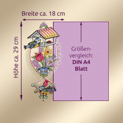Das Fensterbild Frühlingsgezwitscher Plauener Spitze zeigt eine vertikale, ovale Blumenstickerei, die ein Vogelhaus und zwei blaue Vögel auf cremefarbenem Hintergrund darstellt. Ein violettes Rechteck mit der Aufschrift "Größenvergleich: DIN A4 Blatt" ist zum Größenvergleich abgebildet.