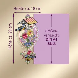 Das Fensterbild Frühlingsgezwitscher Plauener Spitze zeigt eine vertikale, ovale Blumenstickerei, die ein Vogelhaus und zwei blaue Vögel auf cremefarbenem Hintergrund darstellt. Ein violettes Rechteck mit der Aufschrift "Größenvergleich: DIN A4 Blatt" ist zum Größenvergleich abgebildet.