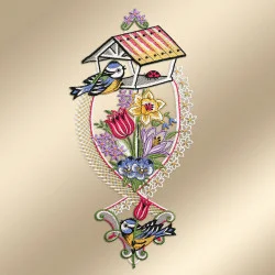 Das Fensterbild Frühlingsgezwitscher Plauener Spitze zeigt zwei blaue und gelbe Vögel, die auf detaillierten Blumen unter einem weißen Vogelhaus mit rotem Dach sitzen. Tulpen, Narzissen und grüne Blätter sind auf einen beigen Hintergrund gestickt.