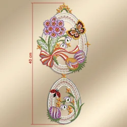 Diese 40x18 cm große Osterfensterdekoration, das Fensterbild Ostertraum Vogtländischer Spitze lila, zeigt zwei vertikal angeordnete Eier mit Spitzenmustern, Blumenstickerei, einem Schmetterling, einem Marienkäfer, weiteren verzierten Eiern und einem mit einer roten Schleife gebundenen Strauß.