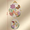 Diese 40x18 cm große Osterfensterdekoration, das Fensterbild Ostertraum Vogtländischer Spitze lila, zeigt zwei vertikal angeordnete Eier mit Spitzenmustern, Blumenstickerei, einem Schmetterling, einem Marienkäfer, weiteren verzierten Eiern und einem mit einer roten Schleife gebundenen Strauß.