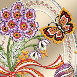 Das Fensterbild Ostertraum Vogtländischer Spitze lila zeigt eine 40x18 cm große Ostergirlande mit violetter und gelber Blumenstickerei, weißen Glockenblumen, einem Schmetterling, roten und goldenen Schleifendetails und dekorativer Spitze auf goldenem Grund.