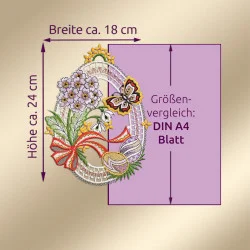 Das Fensterbild Osterei mit Schmetterling Plauener Spitze helllila zeigt eine ovale Stickerei mit floralen Motiven, einem Schmetterling und verzierten Eiern. Es ist neben einem lilafarbenen A4-Umriss positioniert und misst etwa 24 cm in der Höhe und 18 cm in der Breite mit beschrifteten Pfeilen