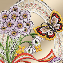 Das Fensterbild Osterei mit Schmetterling Plauener Spitze helllila zeigt präzise Stickereien von hellvioletten Blumen, weißen Glockenblüten, gelben Knospen und einem Schmetterling. Dekorative Spitzenbögen umschließen das Motiv auf einem gedämpften Goldgrund.