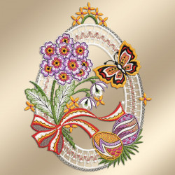 Ein besticktes Spitzenei mit rosa Blumen, weißen Lilien, einem großen orangefarbenen Schmetterling und zwei verzierten Ostereiern, die mit einer rot-weißen Schleife verziert sind. Der Hintergrund ist in einem weichen Beigeton mit Farbverlauf gehalten, der die filigranen Details und das festliche Design hervorhebt.
