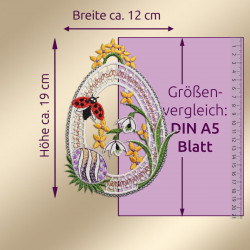 Eine eiförmige Stickerei, die einen Marienkäfer, gelbe Blumen und weiße Schneeglöckchen zeigt, ist neben einem lila A5-Blatt abgebildet, um den Maßstab zu verdeutlichen. Die Stickerei misst etwa 19 cm in der Höhe und 12 cm in der Breite.