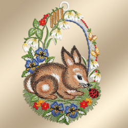 Es zeigt einen braunen Hasen, der auf grünem Gras liegt, umgeben von weißen, blauen, roten und gelben Blumen. Ein kleiner roter Marienkäfer befindet sich in der Nähe der Nase des Kaninchens.