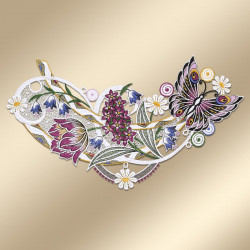 Das Fensterbild Frühlingssinfonie Plauener Spitze mit Blumengirlande zeigt ein herzförmiges Blumenmuster aus Spitze auf beigefarbenem Hintergrund mit lila und rosa Blüten, weißen Gänseblümchen, grünen Blättern, wirbelnden Ranken und einem Schmetterling auf der rechten Seite.