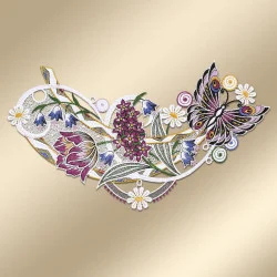 Das Fensterbild Frühlingssinfonie Plauener Spitze mit Blumengirlande zeigt ein herzförmiges Blumenmuster aus Spitze auf beigefarbenem Hintergrund mit lila und rosa Blüten, weißen Gänseblümchen, grünen Blättern, wirbelnden Ranken und einem Schmetterling auf der rechten Seite.