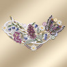 Das Fensterbild Frühlingssinfonie Plauener Spitze mit Blumengirlande zeigt ein herzförmiges Blumenmuster aus Spitze auf beigefarbenem Hintergrund mit lila und rosa Blüten, weißen Gänseblümchen, grünen Blättern, wirbelnden Ranken und einem Schmetterling auf der rechten Seite.