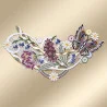 Das Fensterbild Frühlingssinfonie Plauener Spitze mit Blumengirlande zeigt ein herzförmiges Blumenmuster aus Spitze auf beigefarbenem Hintergrund mit lila und rosa Blüten, weißen Gänseblümchen, grünen Blättern, wirbelnden Ranken und einem Schmetterling auf der rechten Seite.