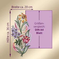 Aufwändige florale Spitzenstickerei mit gelben, orangefarbenen, roten und violetten Blumen, die neben einem violetten Rechteck mit der Aufschrift "Größenvergleich: DIN A4 Blatt". Die Pfeile zeigen, dass die Spitze etwa 36 cm hoch und 20 cm breit ist und über das DIN-A4-Blatt hinausragt.