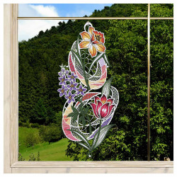 Das Fensterbild Frühlingsfreude Plauener Spitze mit Blumen ist ein detailreiches Fensterornament aus Spitze mit orangefarbenen, violetten und roten Blüten, grünen Blättern und weißen Spitzenakzenten. Es ist vor einem Hintergrund von grünen Hügeln und einem blauen Himmel dargestellt.