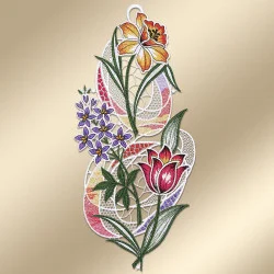 Das Fensterbild Frühlingsfreude Plauener Spitze mit Blumen zeigt ein kompliziertes gesticktes Spitzenmuster mit einer gelben Lilie, einem violetten Phlox und einer roten Tulpe mit grünen Blättern auf einem beigen Hintergrund. Wirbelnde mehrfarbige Spitzendetails sind ebenfalls vorhanden.