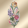 Das Fensterbild Frühlingsfreude Plauener Spitze mit Blumen zeigt ein kompliziertes gesticktes Spitzenmuster mit einer gelben Lilie, einem violetten Phlox und einer roten Tulpe mit grünen Blättern auf einem beigen Hintergrund. Wirbelnde mehrfarbige Spitzendetails sind ebenfalls vorhanden.