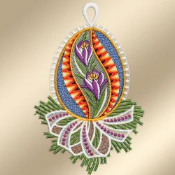 Ein gesticktes Osterei mit violetten Blüten mit gelber Mitte, grünen Blättern und bunten Mustern in Blau, Orange und Rot. Eine weiße Spitzenbordüre und grüne tannenähnliche Zweige mit einer Schleife betonen das Design. Der Hintergrund ist hellbeige.