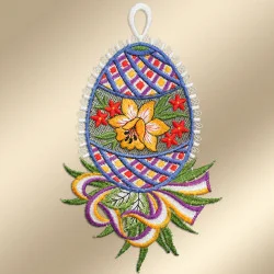 Ein gesticktes eiförmiges Ornament mit einer gelben Lilie, roten Sternen und grünen Blättern in der Mitte, umgeben von blauen, lila und roten geometrischen Mustern. Darunter erstreckt sich ein dekoratives, mehrfarbiges Blumenmotiv, und oben befindet sich eine weiße Schlaufe zum Aufhängen.