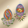 Zwei aufwändig gestickte eiförmige Ornamente mit bunten Blumenmustern, Spitzenrändern und Schlaufen zum Aufhängen. Das linke Ei ist mit violetten Krokussen und grünen Blättern verziert; das rechte Ei zeigt eine gelbe Narzisse mit roten Sternen und einer bunten Schleife.