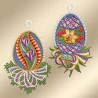 Zwei aufwändig gestickte eiförmige Ornamente mit bunten Blumenmustern, Spitzenrändern und Schlaufen zum Aufhängen. Das linke Ei ist mit violetten Krokussen und grünen Blättern verziert; das rechte Ei zeigt eine gelbe Narzisse mit roten Sternen und einer bunten Schleife.