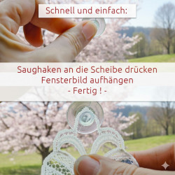 Zwei Fotos mit deutscher Anleitung. Oben: Hände, die einen Saugnapf an ein Fenster drücken; draußen blühende Bäume und ein blauer Himmel. Text: "Schnell und einfach:". Unten: Die Hände hängen eine Spitzendekoration an den Haken. Text: "Fertig!" und hängende Stufen.