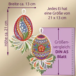 Abgebildet sind zwei aufwändig gestickte Ostereier mit bunten Blumenmustern. Die Eier sind etwa 21 cm hoch und 13 cm breit. Ein metrisches Lineal und ein A5-Blatt veranschaulichen ihre Größe. Der deutsche Text liefert Maße und Vergleiche.