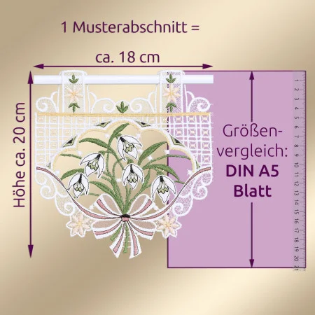 Ausschnitt eines bestickten Spitzenvorhangs mit weißen Schneeglöckchen und grünen Blättern, ca. 18 cm breit und 20 cm hoch. Ein lila Lineal und der Text "Größenvergleich: DIN A5 Blatt" sind zum Größenvergleich mit A5-Papier beigefügt.
