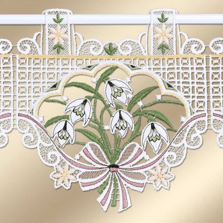 Vorhangstoff aus Spitze mit gestickten weißen Schneeglöckchen mit grünen Stielen. Der Strauß ist von komplizierten Spitzenmustern umgeben und mit einer rosa gestreiften Schleife und kleinen gelben Blumen akzentuiert. Der Vorhang wird an einer Stange mit Schlaufen aufgehängt.