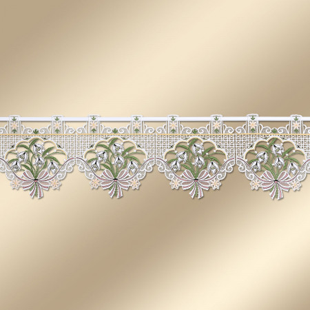 Weiße Spitzenbordüre mit verschnörkeltem Blumenmuster, das sich wiederholende, mit Schleifen gebundene Liliensträuße zeigt. Die Spitze weist komplizierte Details und symmetrische Formen auf, die sich vor einem Hintergrund mit sanftem Beige-Farbverlauf befinden.