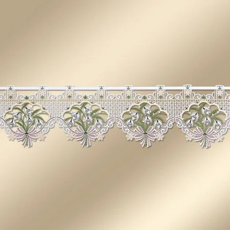 Weiße Spitzenbordüre mit verschnörkeltem Blumenmuster, das sich wiederholende, mit Schleifen gebundene Liliensträuße zeigt. Die Spitze weist komplizierte Details und symmetrische Formen auf, die sich vor einem Hintergrund mit sanftem Beige-Farbverlauf befinden.