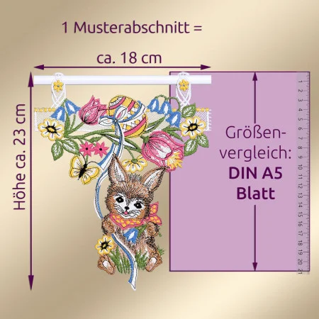 Eine gestickte Dekoration zeigt ein braunes Häschen, das ein verziertes Ei hält, umgeben von Blumen und Bändern. Lila Pfeile und Text geben die Maße von 23 cm in der Höhe und 18 cm in der Breite an, die neben einem DIN-A5-Blatt auf lila Hintergrund gezeigt werden, um den Maßstab zu bestimmen.