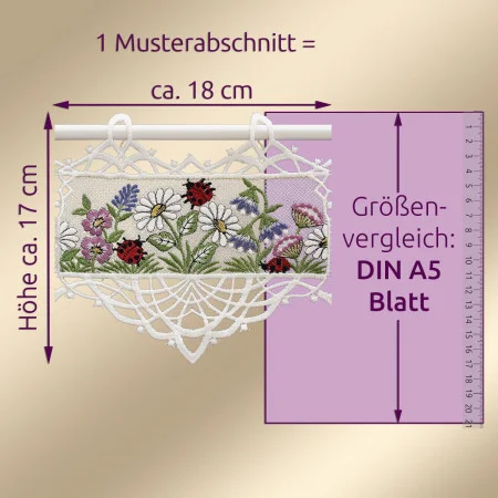 Ein Spitzenpaneel mit gestickten Blumen und Marienkäfern ist an einer weißen Stange aufgehängt. Das Paneel ist etwa 18 cm breit und 17 cm hoch. Ein violetter Abschnitt zeigt die Größe im Verhältnis zu einem DIN A5-Blatt an. Der deutsche Text gibt die Maße an.