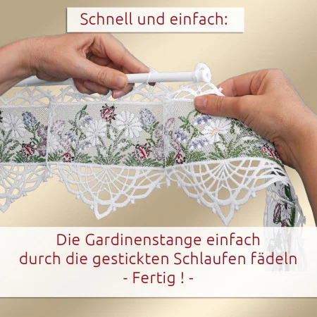 Zwei Hände fädeln einen weißen Spitzenvorhang mit gestickten Blumenmustern auf eine weiße Stange. Der Hintergrund ist hellbeige. Über und unter dem Bild erscheint ein deutscher Text, der die Montage der Gardine als einfach und schnell beschreibt.
