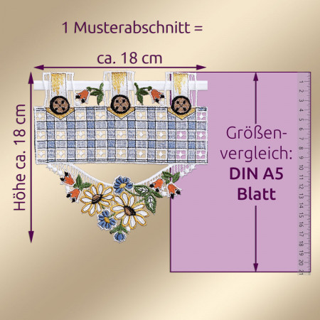 Ein Muster einer Spitzengardine mit floralen und geometrischen Mustern ist auf einem beigen Hintergrund abgebildet. Das Muster ist etwa 18 cm mal 18 cm groß. Daneben liegt ein violettes DIN A5-Blatt, auf dem die Zentimetermaße deutlich angegeben sind.