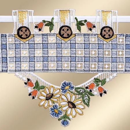 Ein dekorativ bestickter Stoff hängt an einer weißen Stange. Das Oberteil ist blau-weiß kariert mit Spitzenausschnitten, gelben Akzenten und orangefarbenen Blumendetails. Der untere Rand hat ein kunstvolles Blumenmuster mit Gänseblümchen, blauen Blumen und orangefarbenen glockenförmigen Blüten.